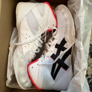 Used but in great shape men’s size 8 wrestling shoes